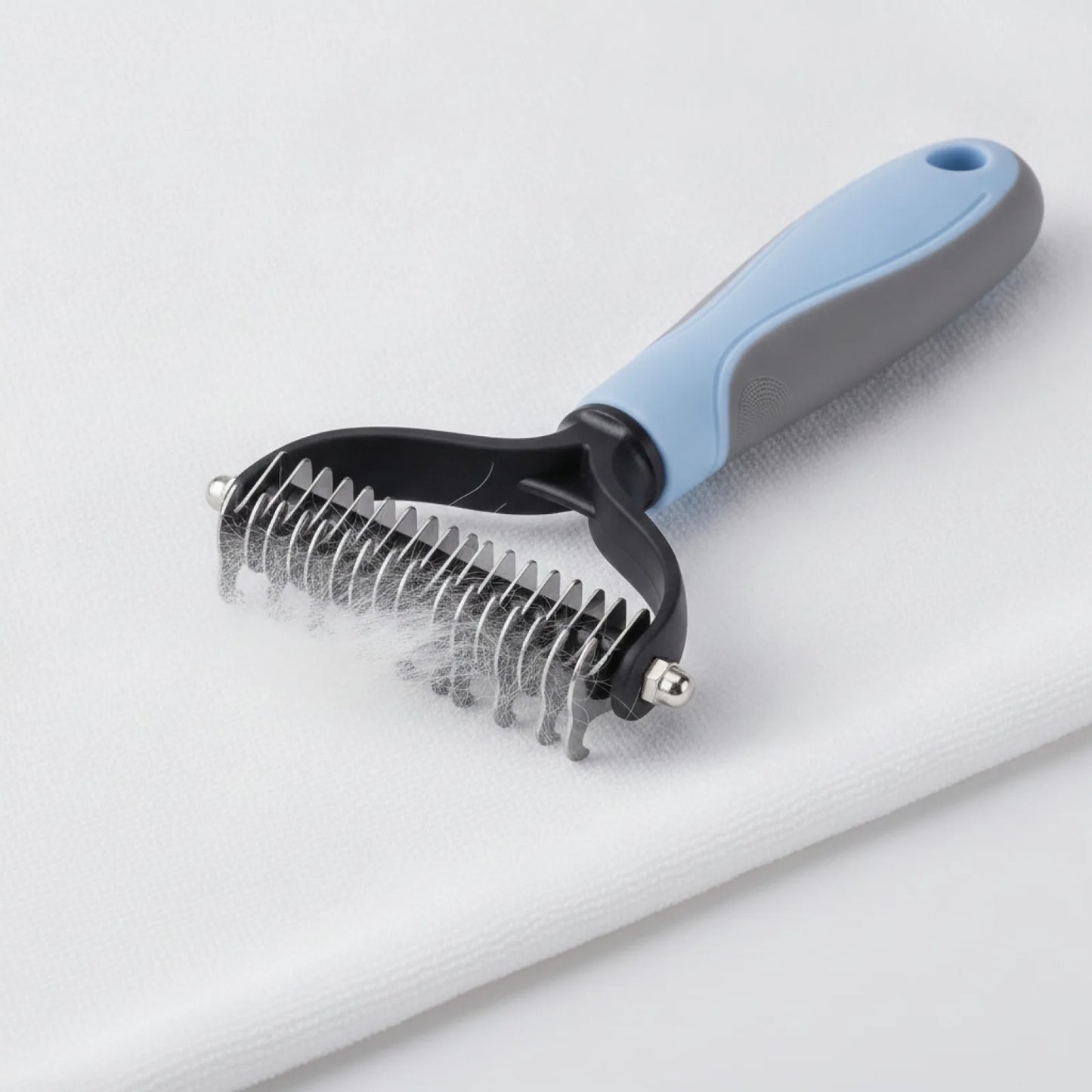 Brosse anti-poils pour chat et chien - en situation