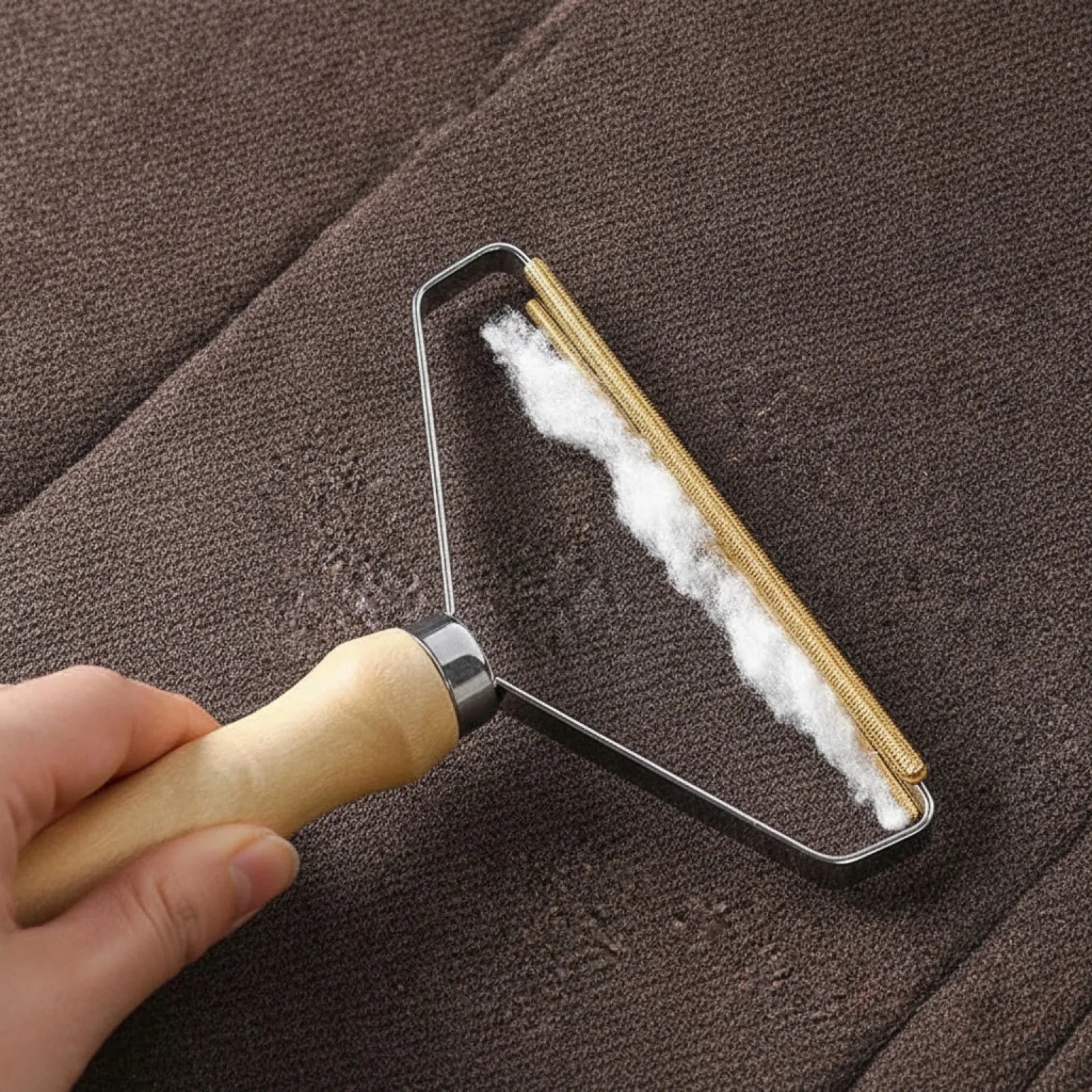 Brosse anti-peluche et poils d'animaux portable - vue de biais