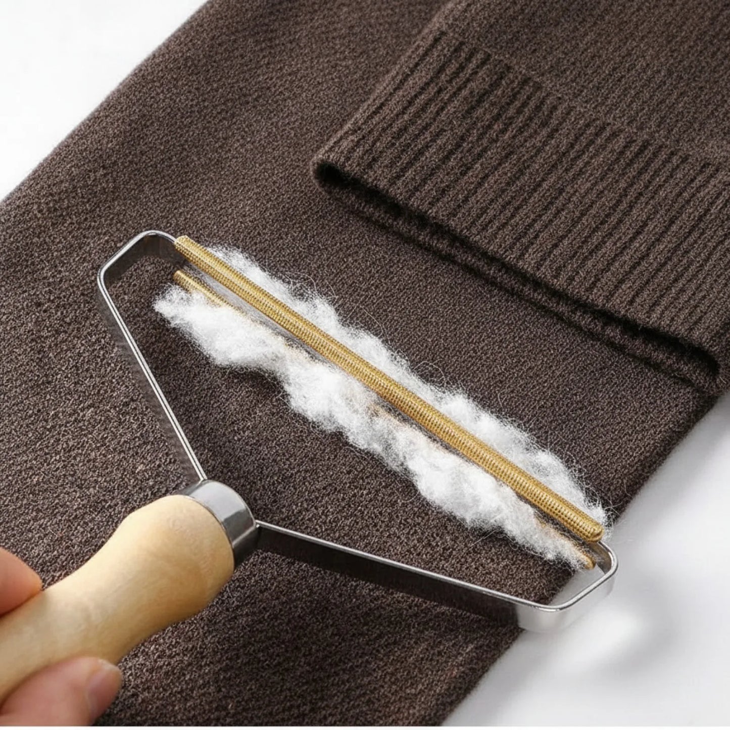 Brosse anti-peluche et poils d'animaux portable - en situation