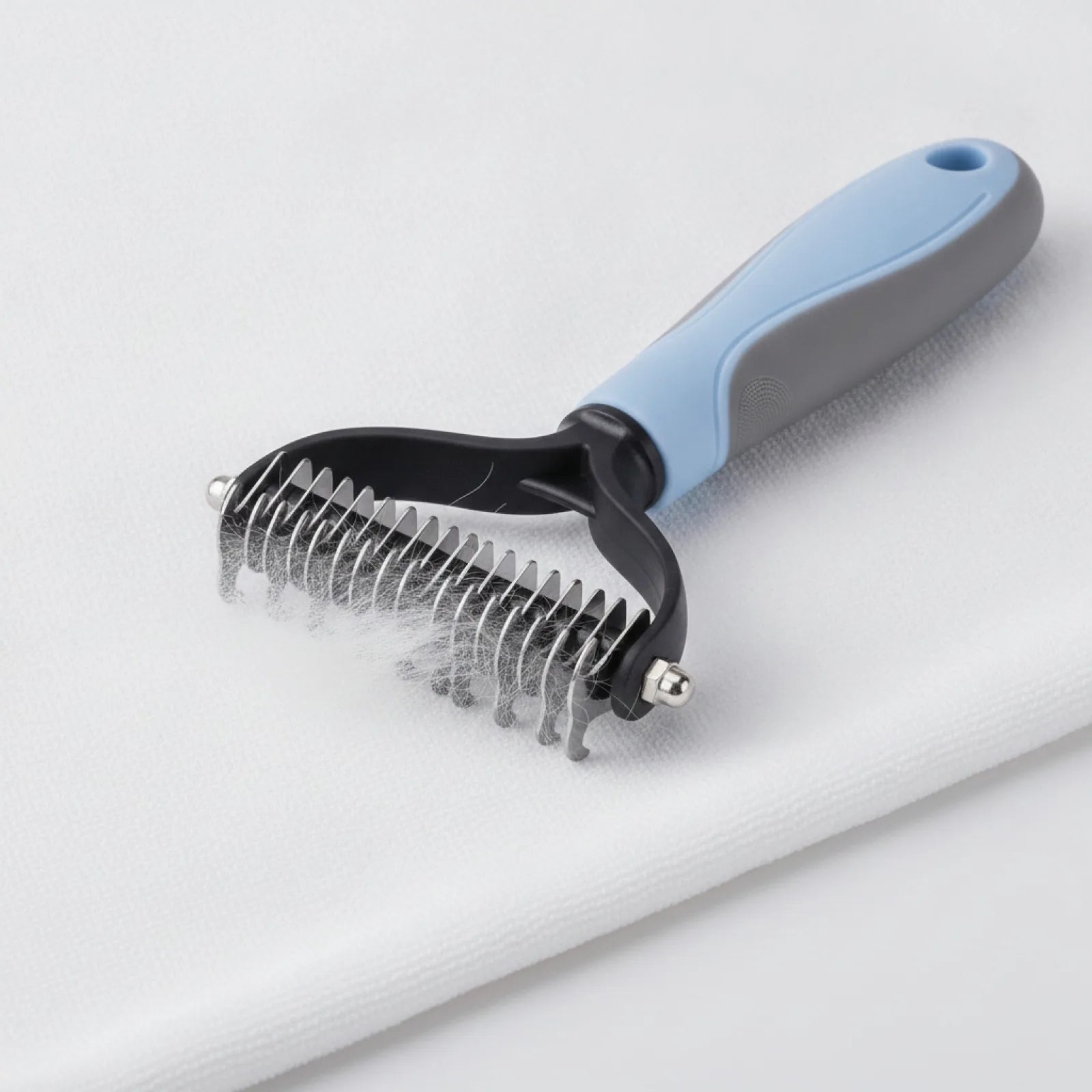 Brosse anti-poils pour chat et chien - en situation
