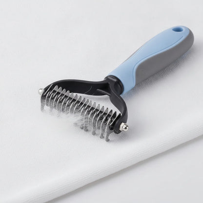 Brosse anti-poils pour chat et chien - en situation