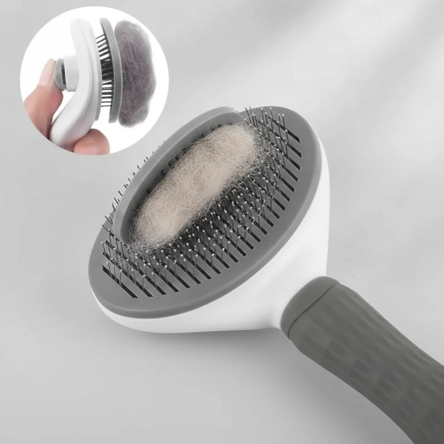 Brosse autonettoyante pour chien et chat - en situation
