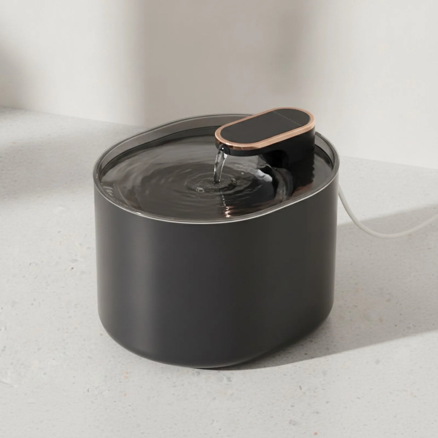 Fontaine à eau automatique pour chien et chat - vue de biais