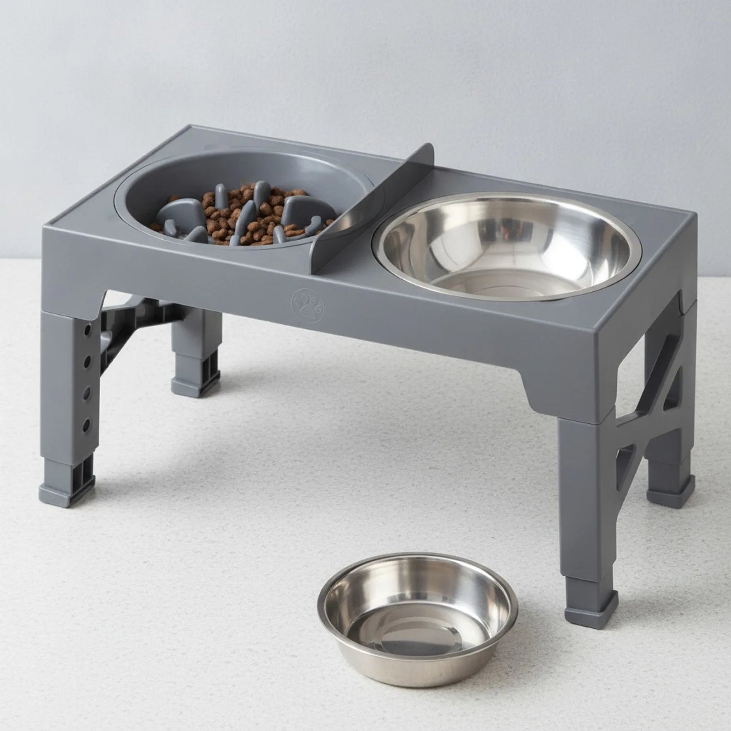 Support bols surélevés réglables pour chien - en situation