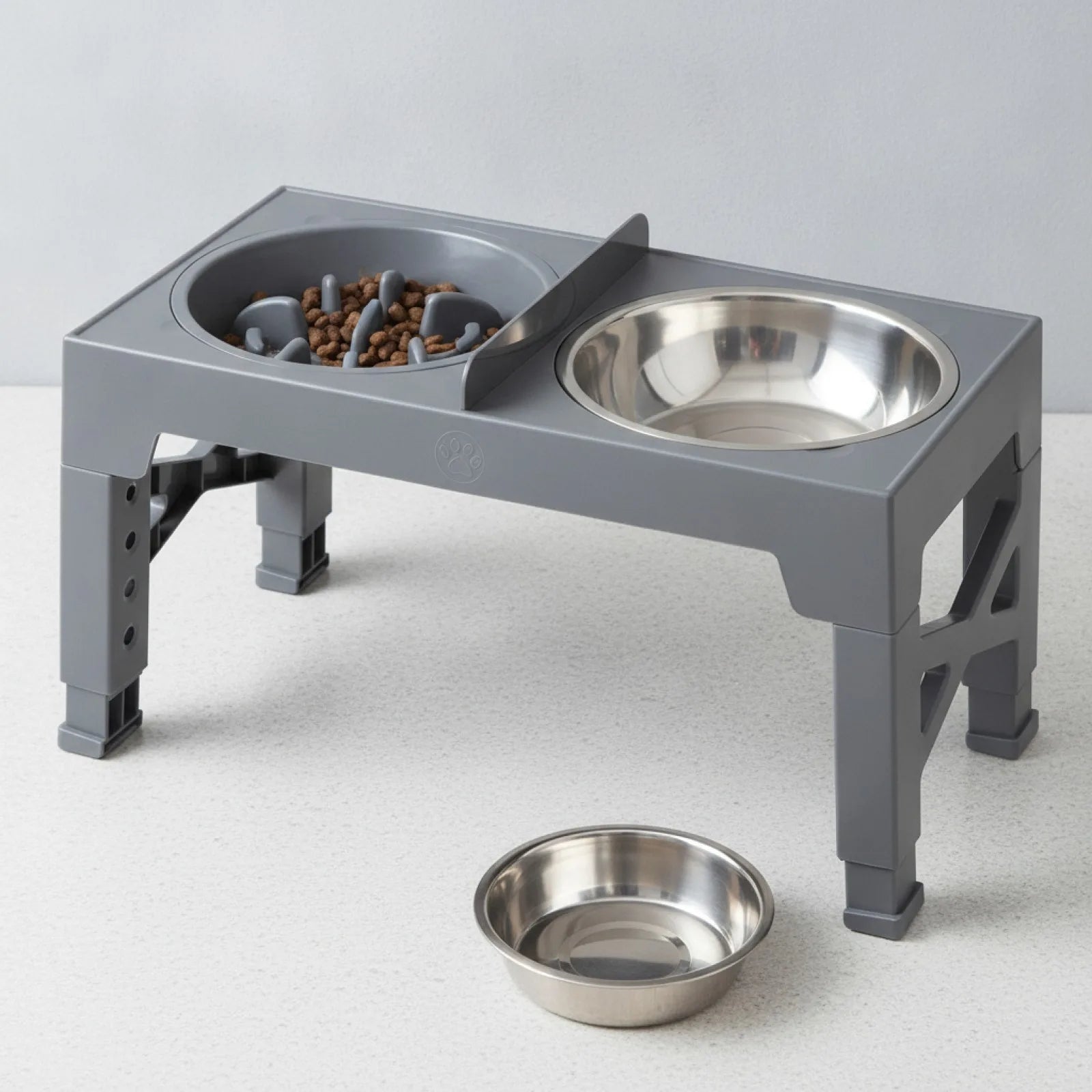 Support bols surélevés réglables pour chien - en situation