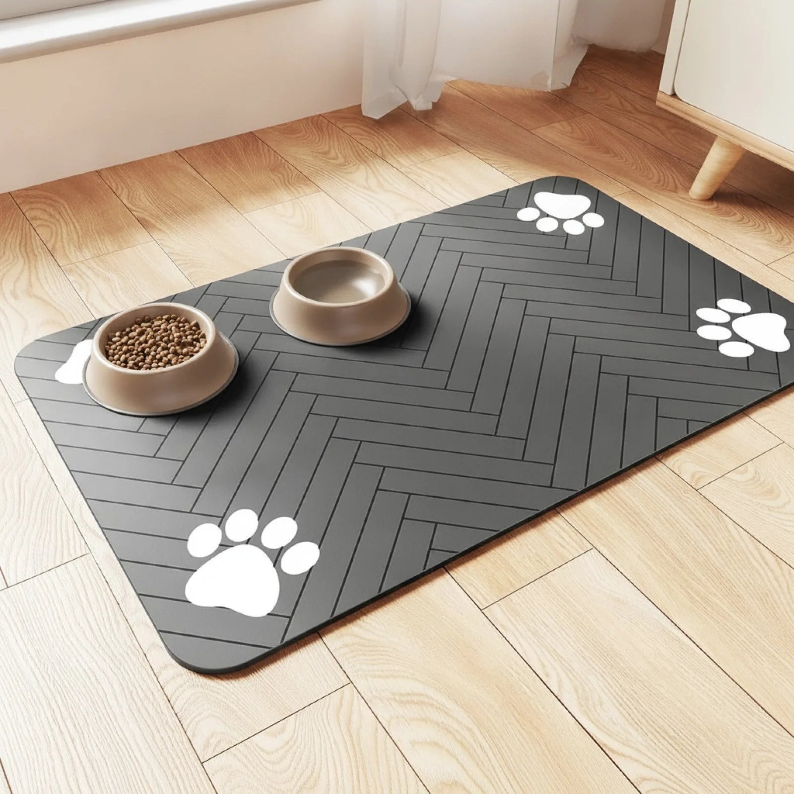 Tapis absorbant anti-éclaboussures repas chien et chat - vue de biais