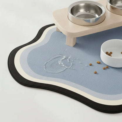 Tapis d'alimentation absorbant et antidérapant pour chien et chat - en situation