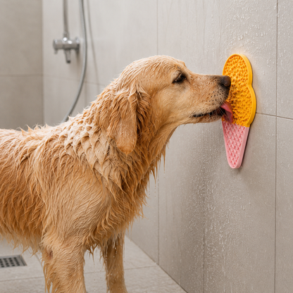 Tapis à lécher forme raisin pour chien - en situation d'utilisation - Dogvogue